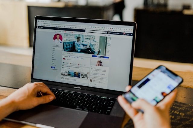 Créer une identité digitale reconnaissable : du graphisme aux réseaux sociaux