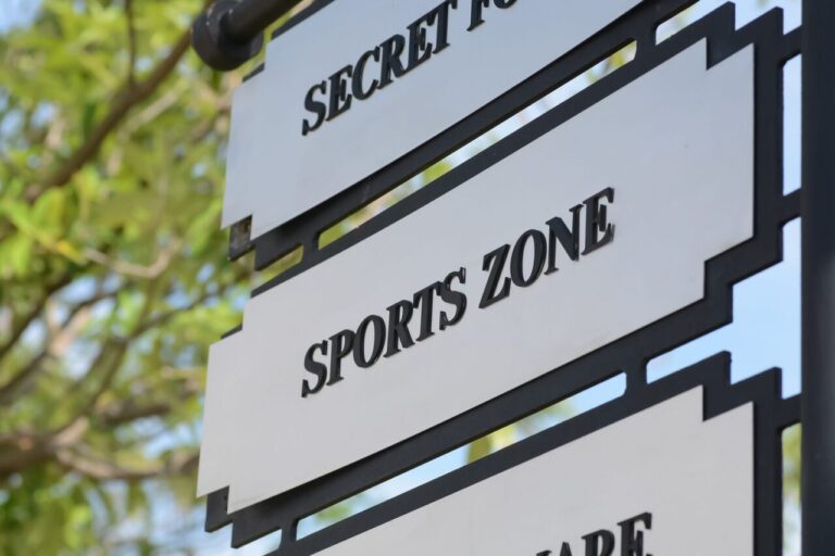 Façade d’un magasin de sport avec une enseigne et une identité visuelle bleue.